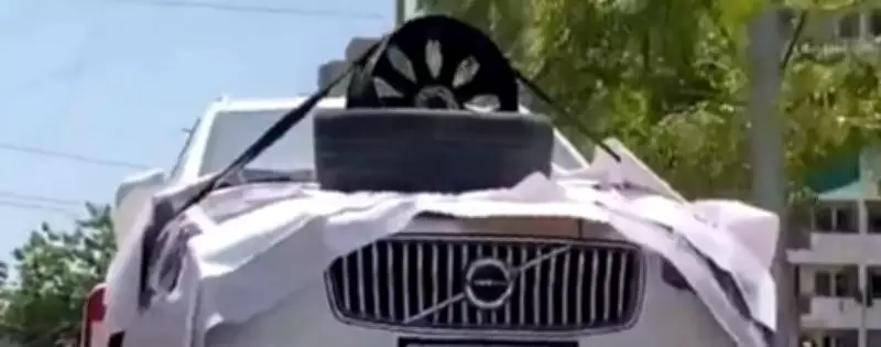 Man Protests Poor Quality by Towing Car with Broken Alloy Wheel in Ahmedabad