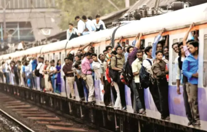 Man Rescued from Rooftop of AC Local Train in Kalyan
