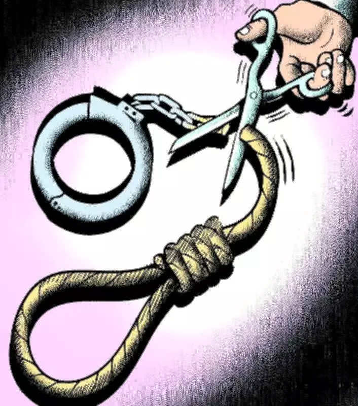 Murder accused hangs self with pyjama string in Vadodara police lockup