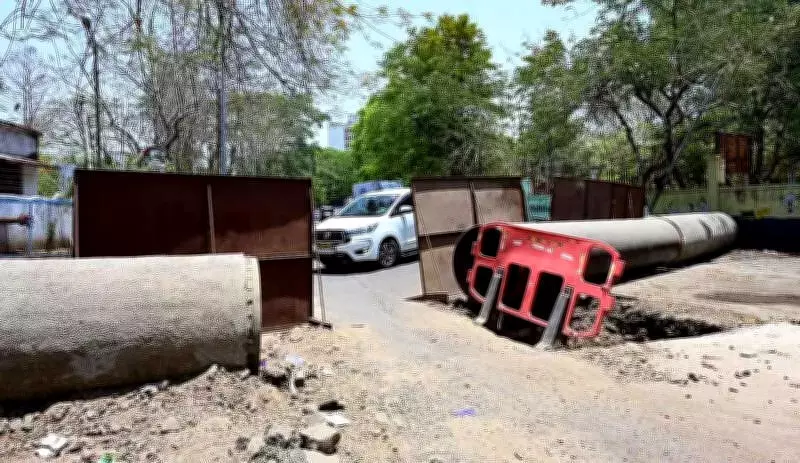 Open Trench on Nagpur Road Poses Danger to Commuters