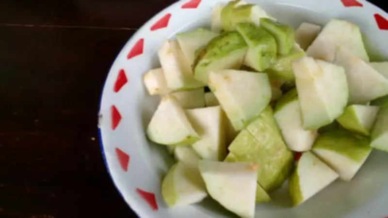 Pink vs White Guava: Which One Is Healthier and Why It Matters