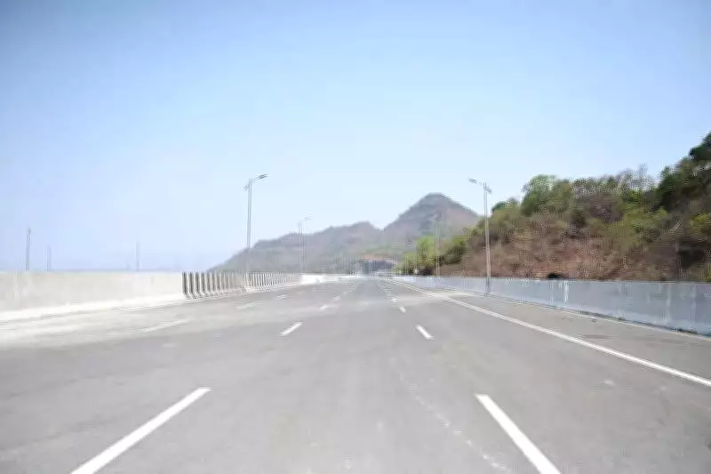 PMPML CMD Mahesh Awhad Escapes Injury in Car Crash on Expressway