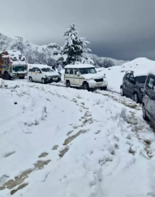Snowfall Forces Closure of Mughal Road, Hundreds Stranded