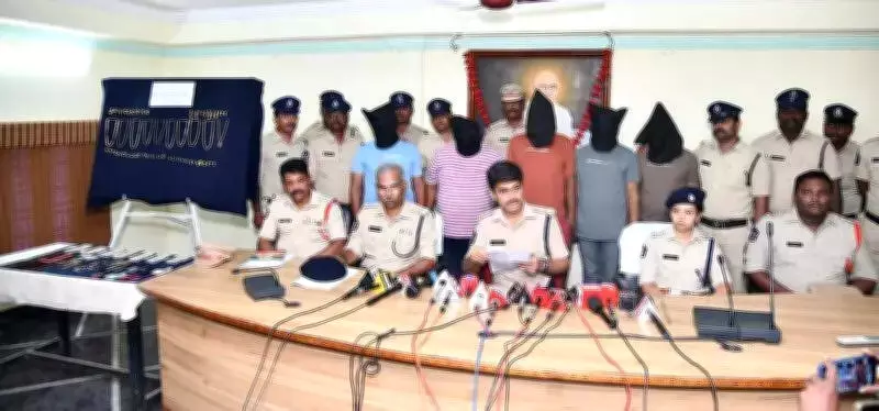 Srikakulam police arrest 5 in jewellery dacoity, recover gold and weapons worth Rs 49 lakh
