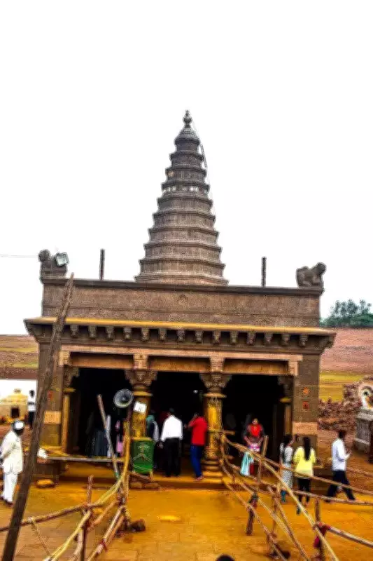 Submerged Vitthal temple in Karnataka resurfaces after 40 years, draws thousands