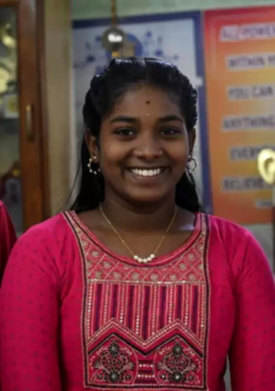 Tailor's Daughter Scores 586/600 in Class 12, Aims for UPSC