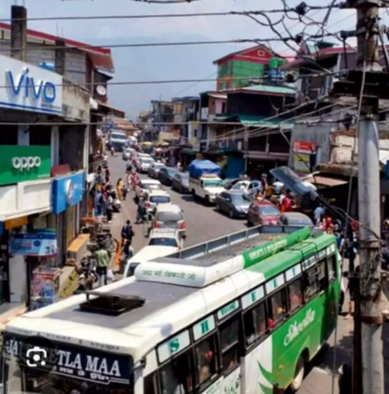 Traffic gridlock paralyses life in Baijnath, Himachal