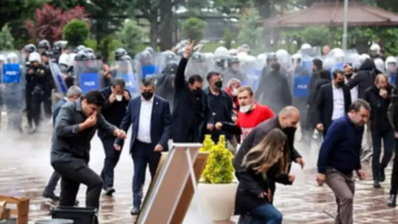 Turkish Police Raid Opposition CHP Headquarters Amid Leadership Crisis