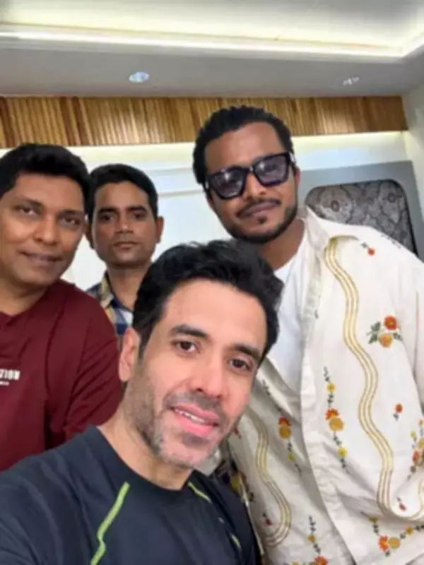 Tusshar Kapoor Wraps Golmaal 5 Schedule, Shares Group Selfie
