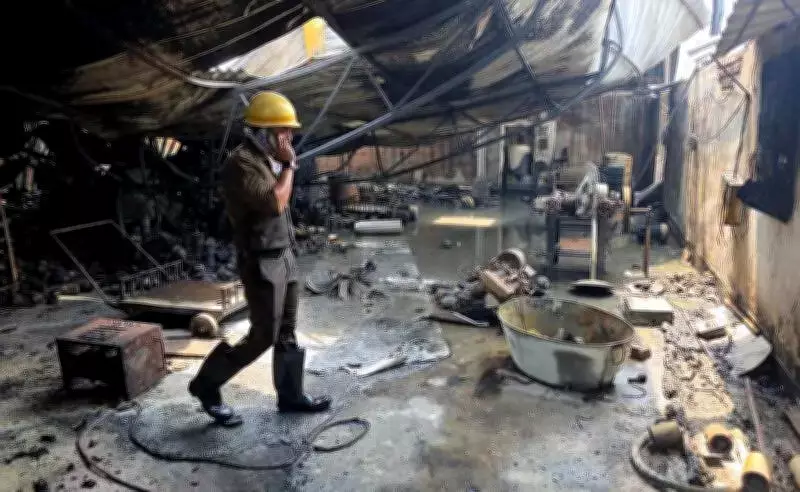Two Fires in Kolkata: Paint Godown Blaze and Mobile Shop Fire on Tuesday