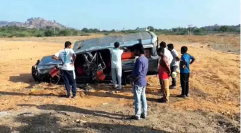 Tyre Burst Causes Fatal Accident in Koppal, One Dead Seven Injured