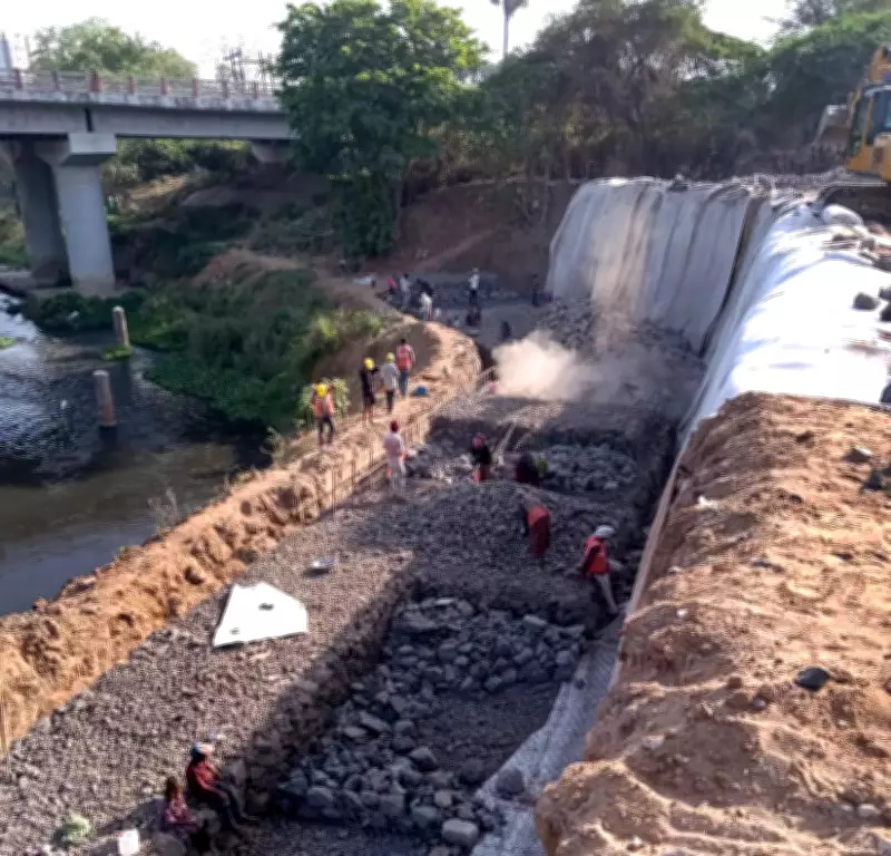 Vadodara Municipal Corporation Builds Gabion Walls Along Vishwamitri River to Prevent Erosion
