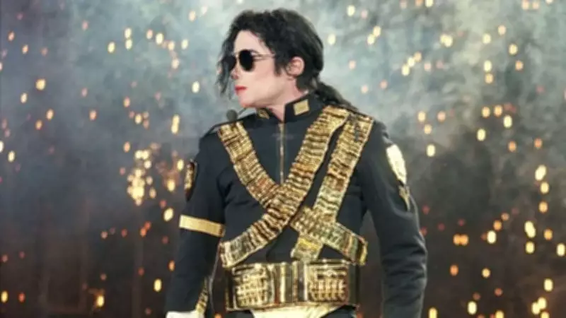 When Michael Jackson Chose a 15-Year-Old Fan On Stage in Mumbai