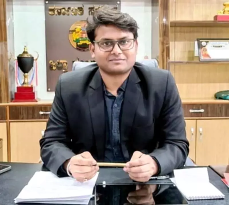 ZP CEO Ishwar Kumar Kandoo Chooses Govt Hospital for Wife's Delivery in Raichur