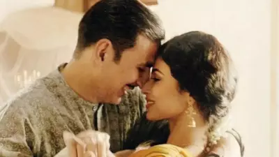 Akshay Kumar Calls Mouni Roy a Snob on Sets of Gold, She Reacts