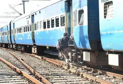 RPF to Fine Up to Rs 2,000 for Boarding or Alighting Moving Trains