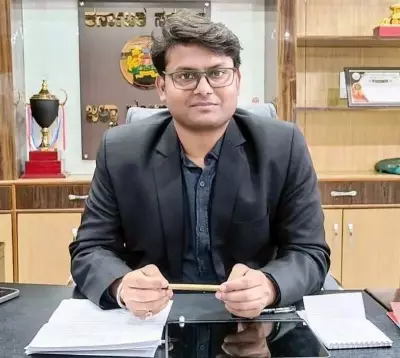 ZP CEO Ishwar Kumar Kandoo Chooses Govt Hospital for Wife's Delivery in Raichur