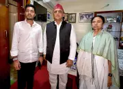 Akhilesh Yadav consoles Mamata Banerjee after TMC's Bengal defeat