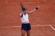 French Open Heat Wave: Rybakina Crashes Out, Swiatek Advances