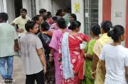 Kolkata Women Queue Up for Annapurna Yojana Account Linking