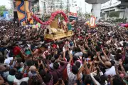 Lord Kallazhagar Enters Madurai Amid Chithirai Festival Celebrations
