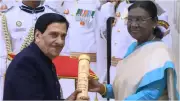 Padma Shri Arvind Vaidya Receives Award from President, Wife and Daughter Cheer
