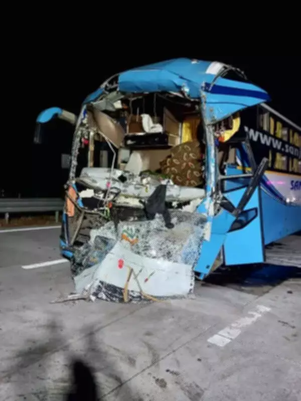 19 Injured in Bus-Truck Collision on Samruddhi Expressway in Washim