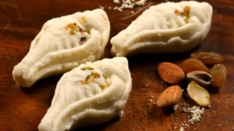 8 GI-Tagged Bengali Sweets You Must Try: From Rosogolla to Nolen Gurer Sandesh