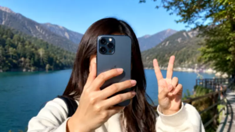 Can Hackers Steal Fingerprints from Peace Sign Selfies? Experts Weigh In
