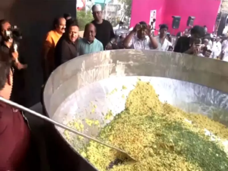 Chef Manohar Cooks 3,000 Kg Tarri Poha on World Poha Day, Eyes World Record