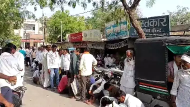 Fertilizer Shortage Sparks Chaos in Akola as Farmers Clash Over Urea