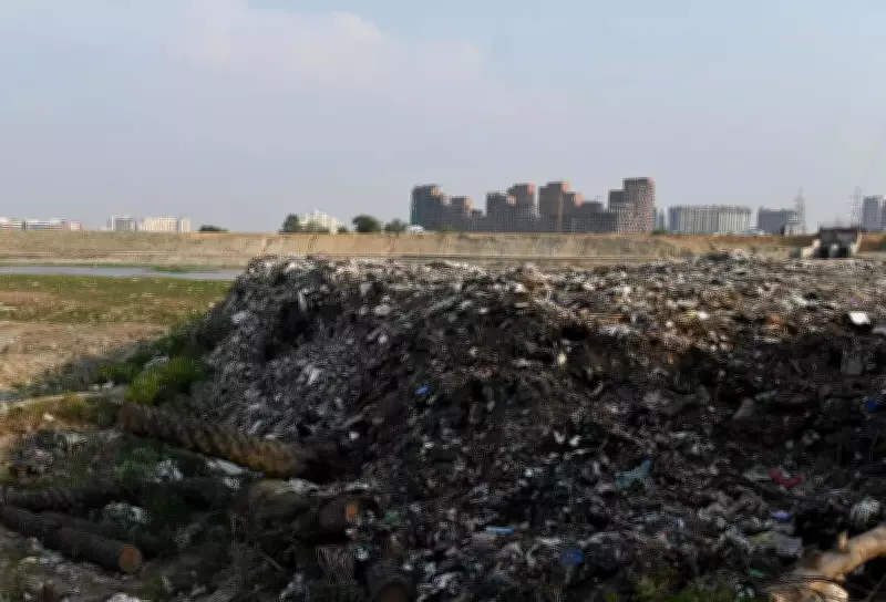 Garbage Dumping Along Gomti Riverbank Threatens Water Quality, Experts Warn