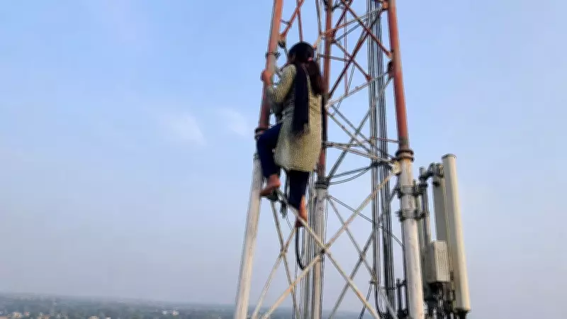 Girl Climbs Mobile Tower in Jharkhand, Demands Boyfriend's Release from Jail