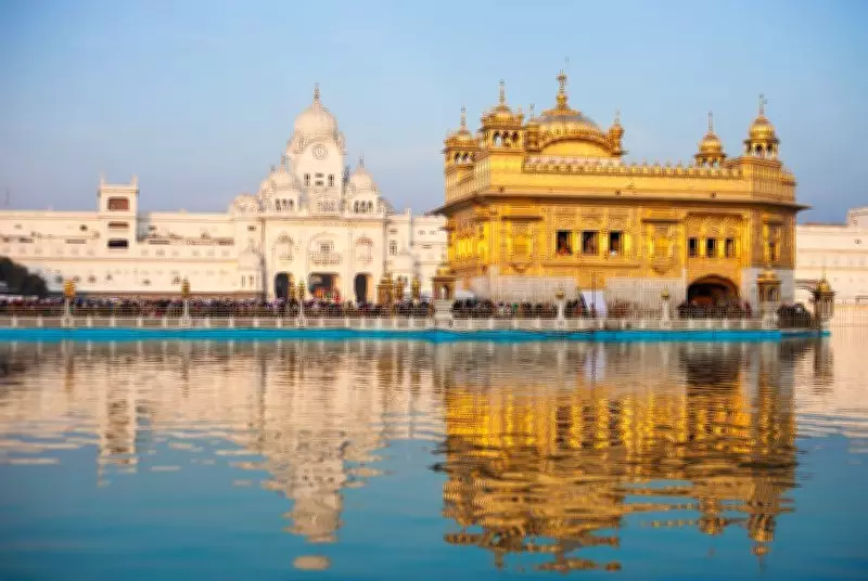 Girls in Khalsai Bana with Hawks at Golden Temple Plaza Go Viral