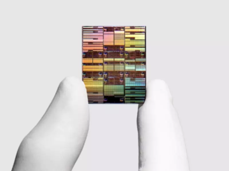 IBM unveils first sub-1 nm chip with 100 billion transistors
