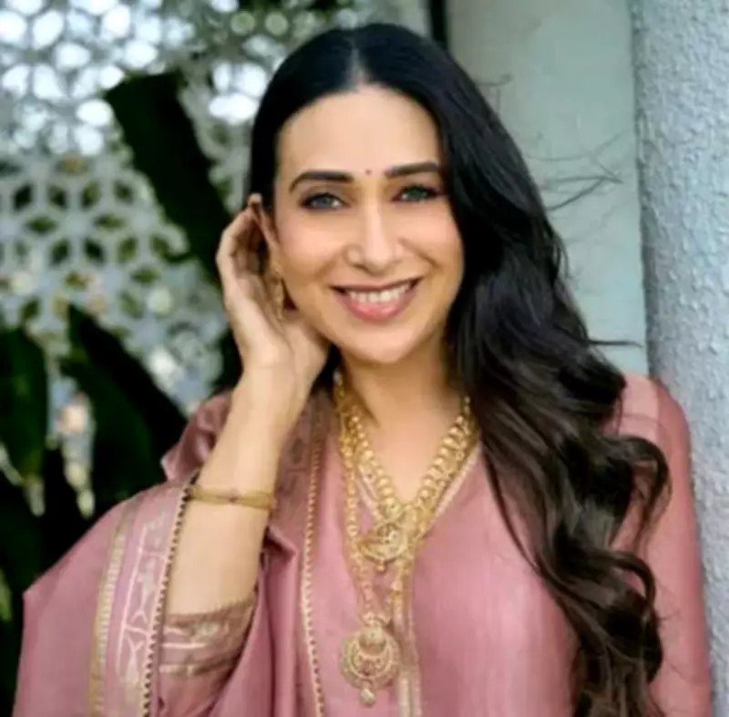 Karisma Kapoor Gets Emotional Remembering Rishi Kapoor's Dafli Wale Song