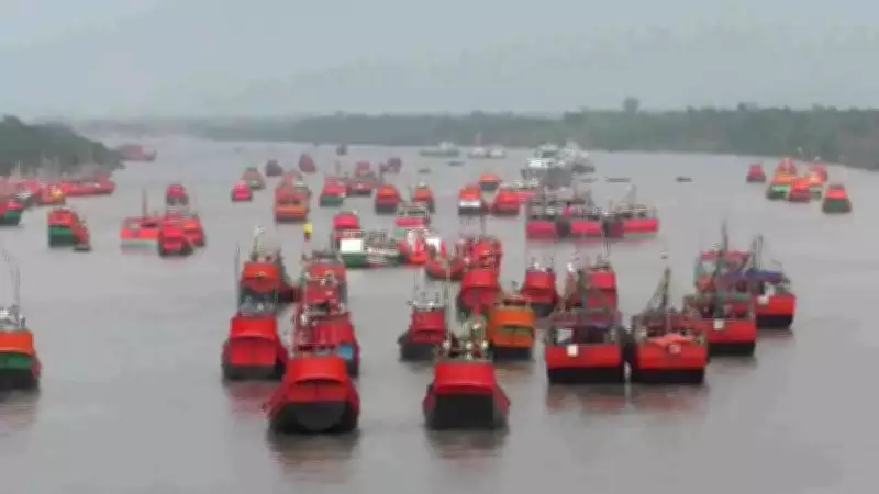 Kolkata Fishermen Set Sail as Fuel Supply Issue Resolved, More Fish Expected