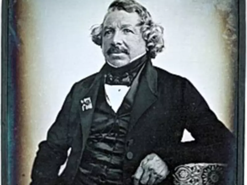 Louis Daguerre's Mercury Cabinet: The Birth of Practical Photography