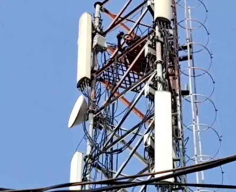 Man Climbs Mobile Tower with 4-Year-Old Daughter in Khamano, Police Negotiate