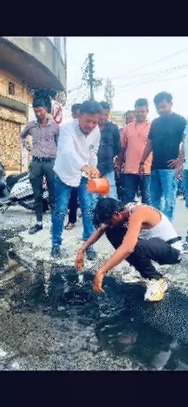 Nagpur Corporator Bathes in Waterlogged Road to Protest Water Wastage