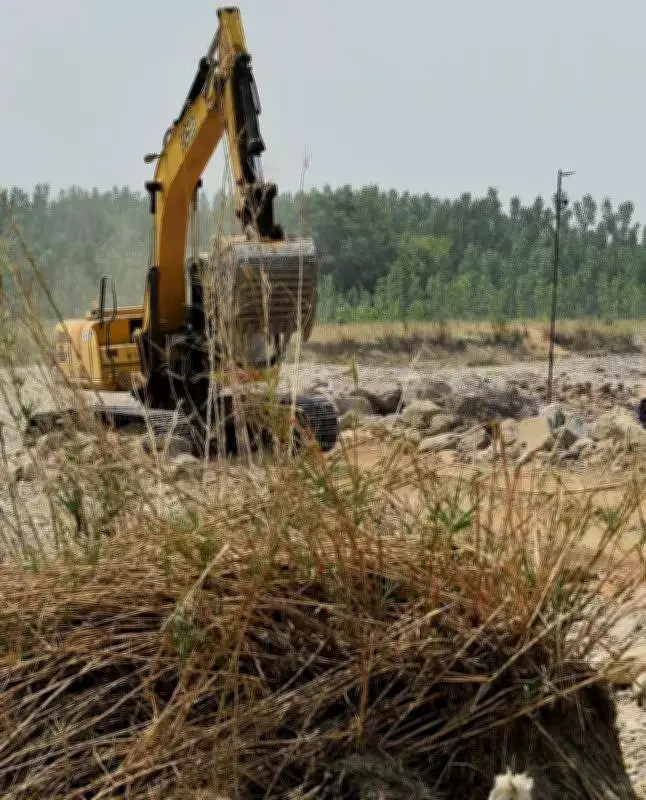 Ropar Administration Seizes 7 Poclain Machines in Night Raid Against Illegal Mining