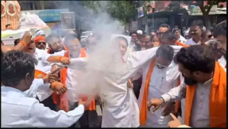 Shiv Sena UBT activists burn effigy of MP Sanjay Deshmukh in Yavatmal protest