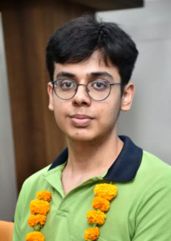 Surat's Shaurya Khemka Secures AIR 43 in JEE Advanced 2026, City Topper