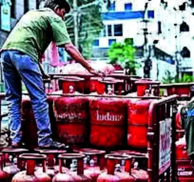 TN Political Leaders Condemn LPG Price Hike, Demand Rollback