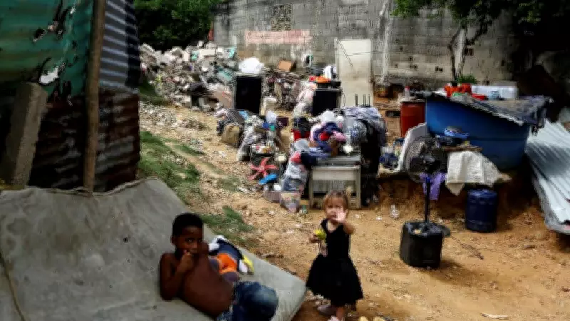 Venezuelans Sleep in Streets After Back-to-Back Earthquakes