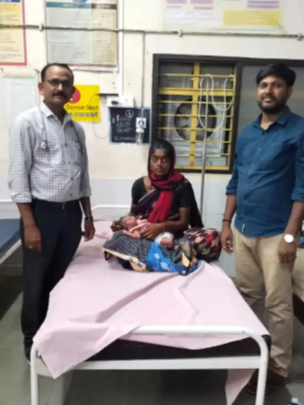 Woman gives birth in shanty with help of govt ambulance staff in Maharashtra