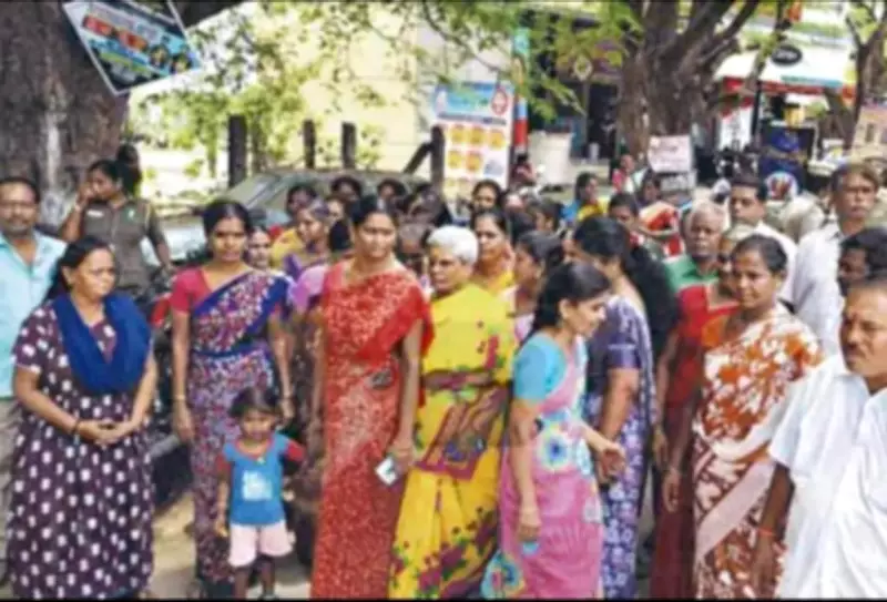 Women Block Road in Krishnagiri Demanding Closure of Tasmac Outlet