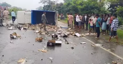 Liquor-Laden Van Overturns in Jharkhand, Villagers Loot Bottles