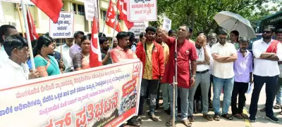 Mangaluru Street Vendors Protest Sunday Bazaar Eviction by MCC