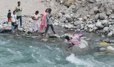 Tourists Ignore River Safety Warnings in Kullu, Manali Despite Recent Drowning